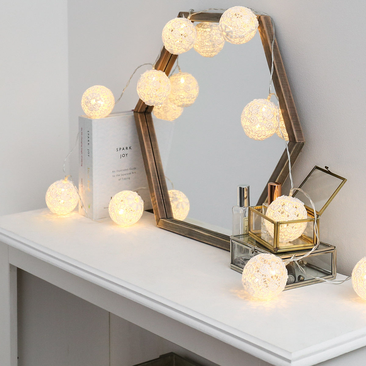 WHITE ROUND LACE FABRIC BALL LED STRING LIGHT, BATTERY OPERATED